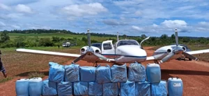 Foto de avião de pequeno porte usado para tráfico de drogas