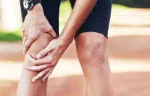 Quais são os sintomas da tendinite patelar?