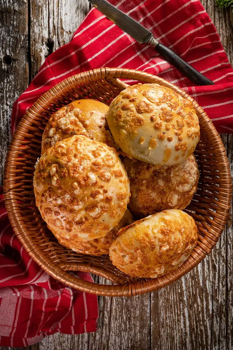 Pão de queijo brasileiro.