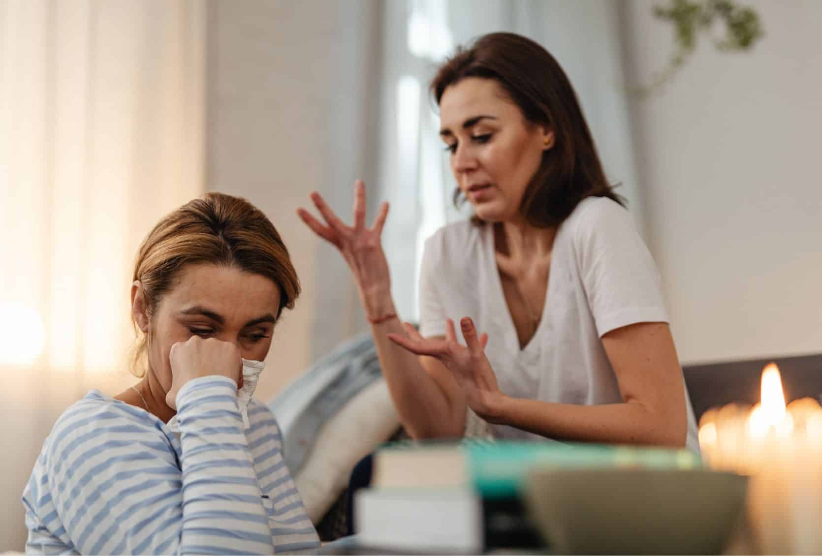 Mulheres discutindo a relação, ciúmes, tristes, mulheres tristes