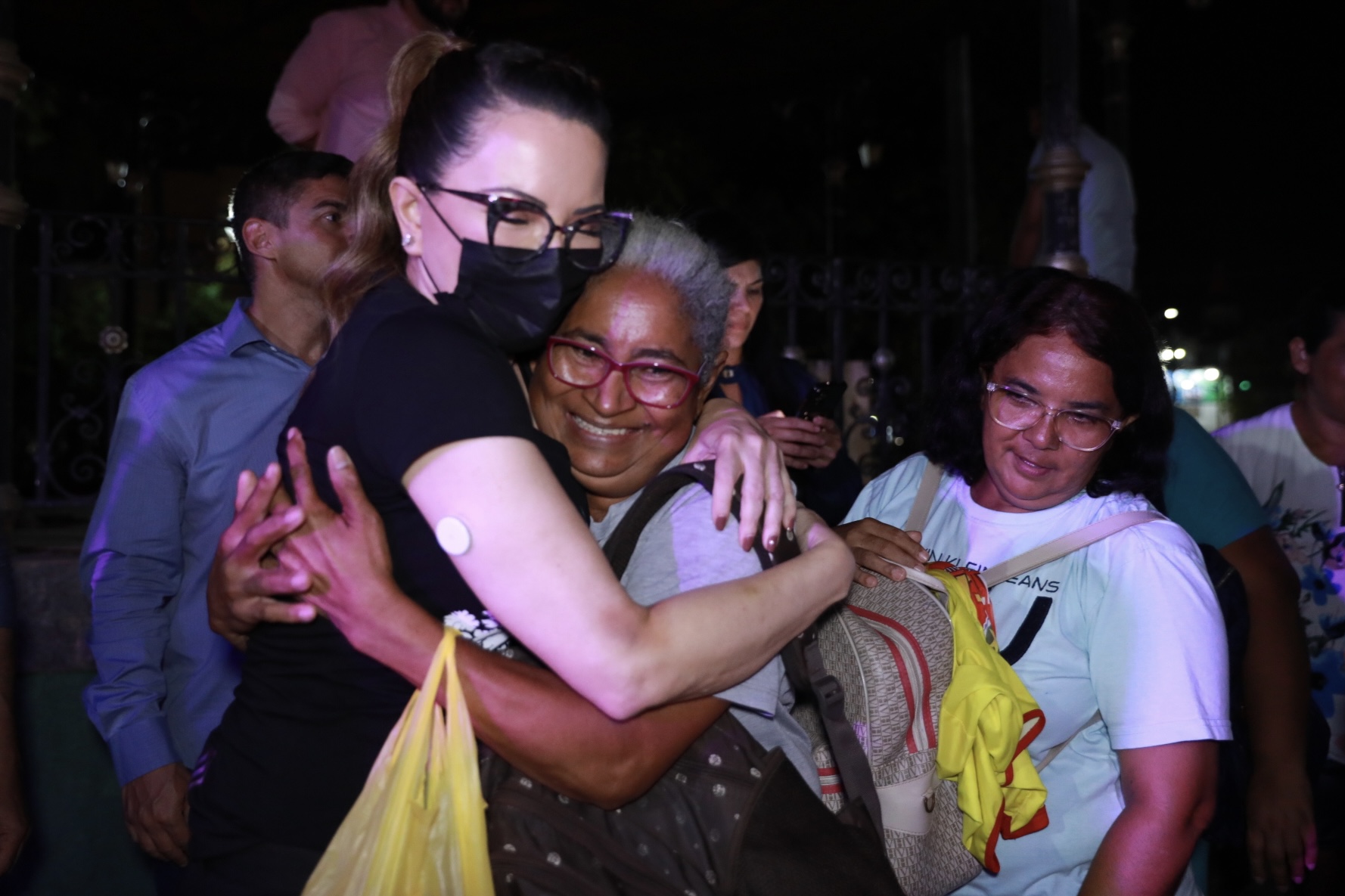 Jana Pessôa/Setasc | Primeira-dama Virginia Mendes faz entrega de marmitas e presentes na praça Ipiranga em comemoração ao Dia Internacional das Mulheres 