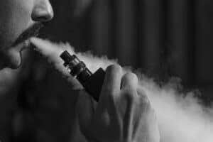 Cigarro eletrônico com sabor de menta é o que mais prejudica o pulmão, conclui estudo