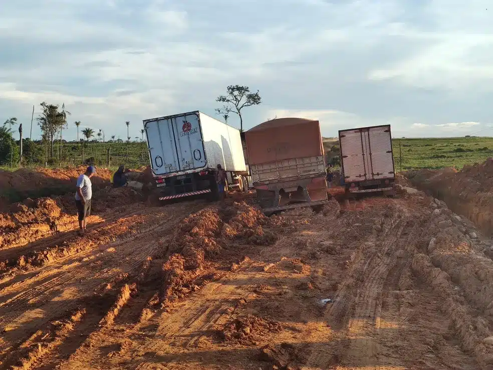 Moradores ficam isolados e carretas atoladas na lama em rodovia de Mato Grosso