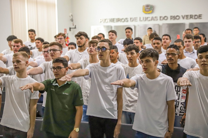 cem jovens realizam o juramento a bandeira em lucas do rio verde