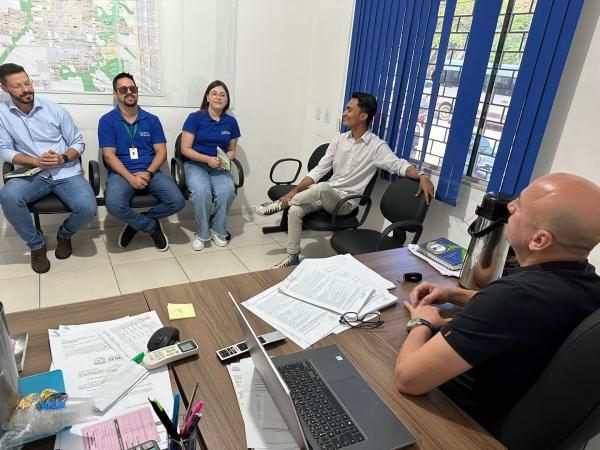 equipe de lucas do rio verde confere o funcionamento do eco sorriso