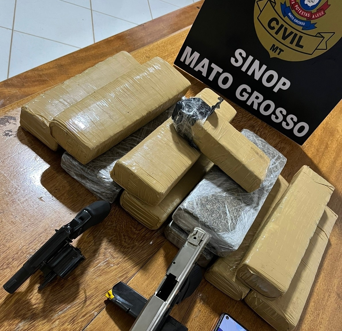 Policia apreende em Sinop 10 quilos de entorpecentes e armas de fogo em casa usada por faccao