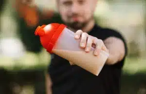Whey protein não é ‘pó mágico’: especialistas explicam quando a suplementação é recomendada
