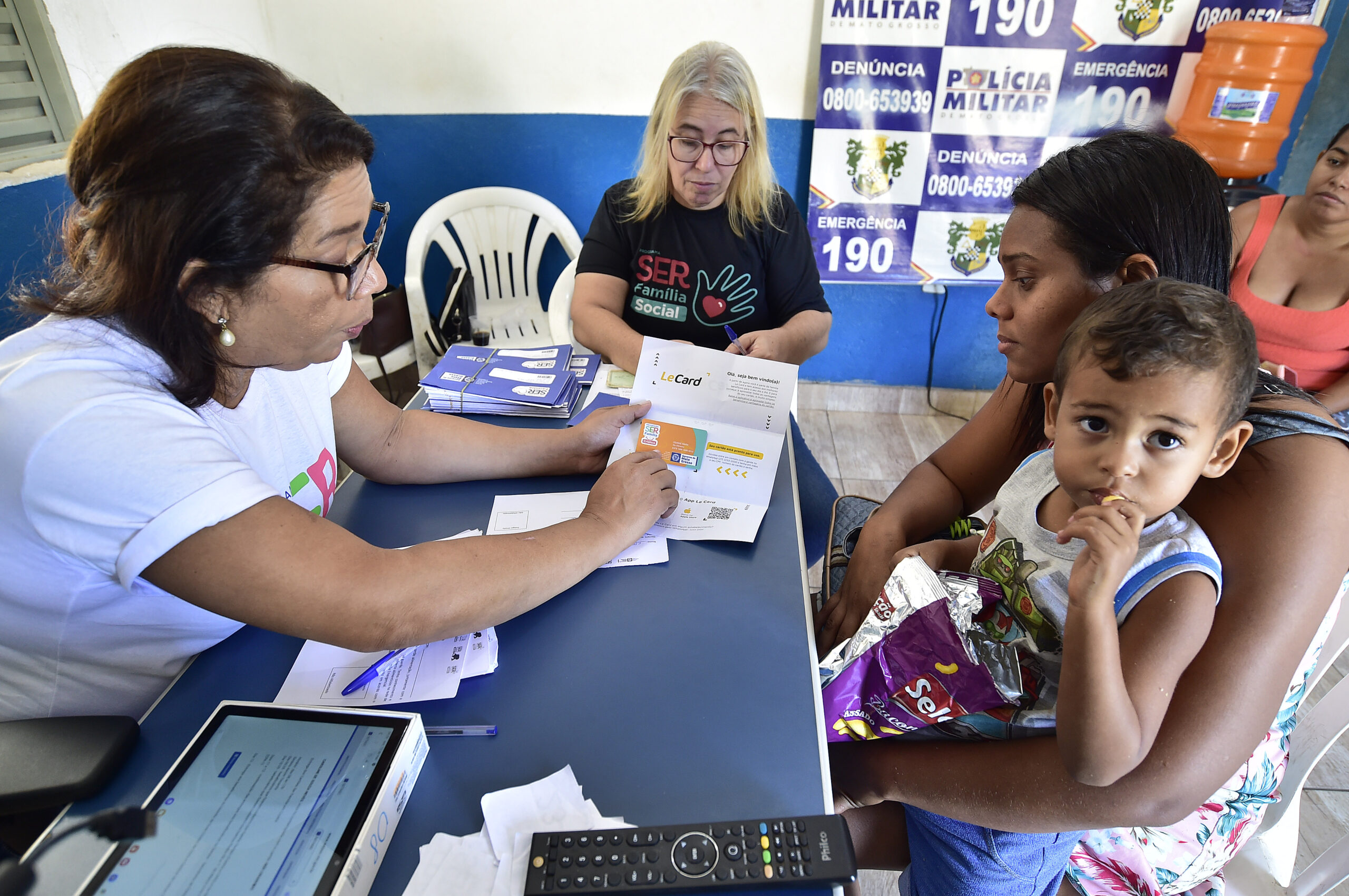 Josi Dias | Entrega do cartão SER Família no distrito da Guia