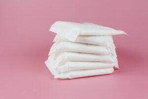 Por que algumas meninas menstruam mais cedo?