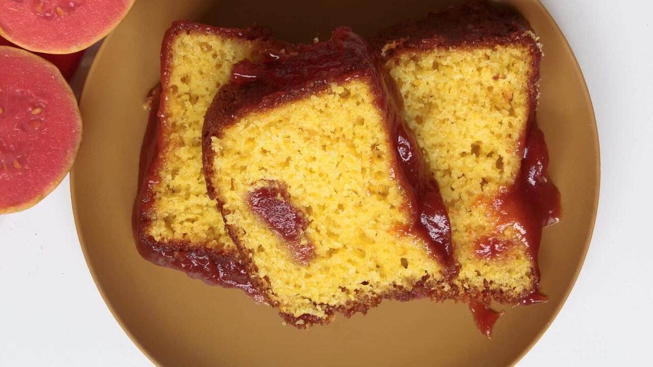 bolo de fubá com goiabada