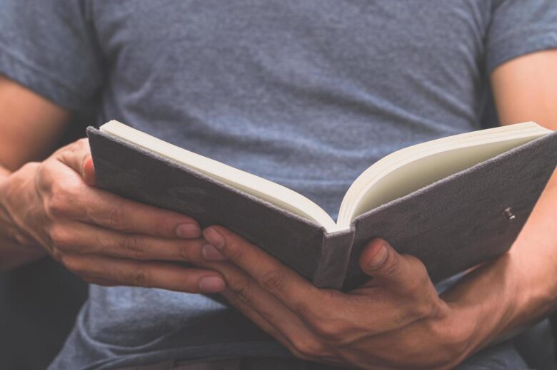 2081215 homem lendo um livro nas maos foto