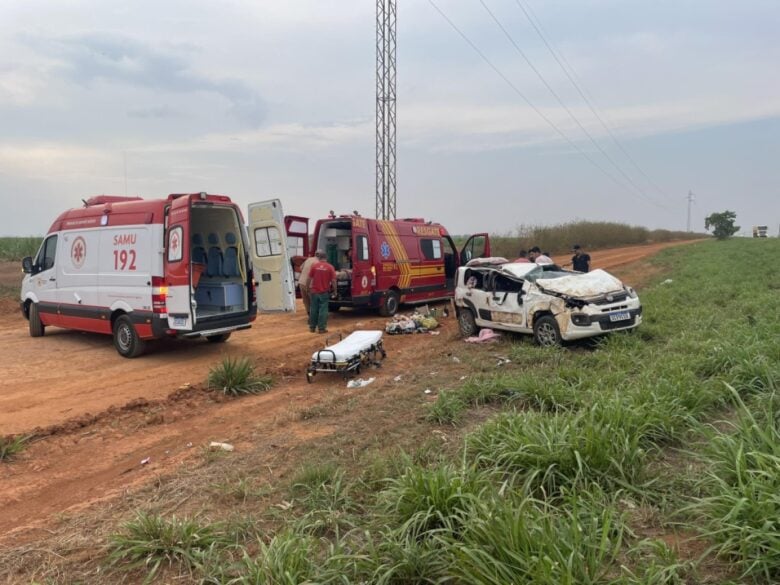 Carro fica destruído e casal ferido após acidente na BR-364 em Campo Novo