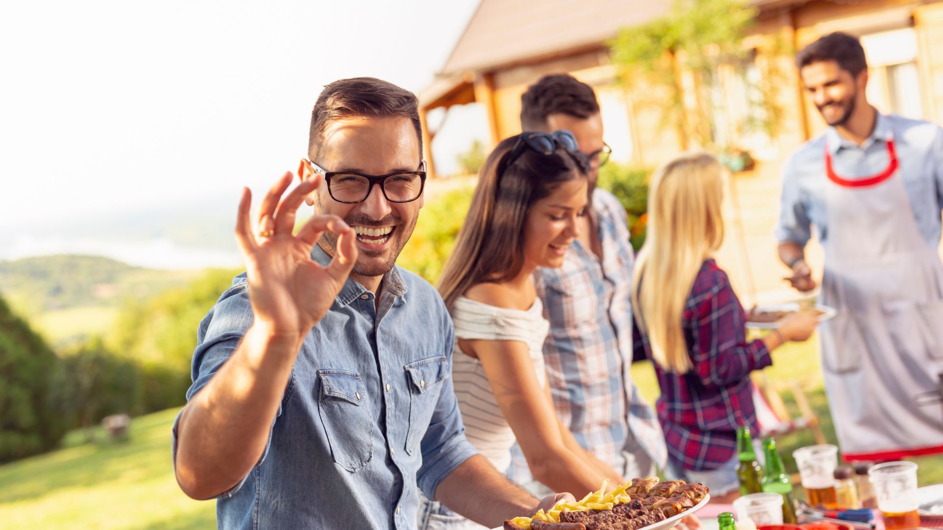 4 signos que vão levar só cerveja boa para o churrasco deste domingo 22 de outubro | Canva