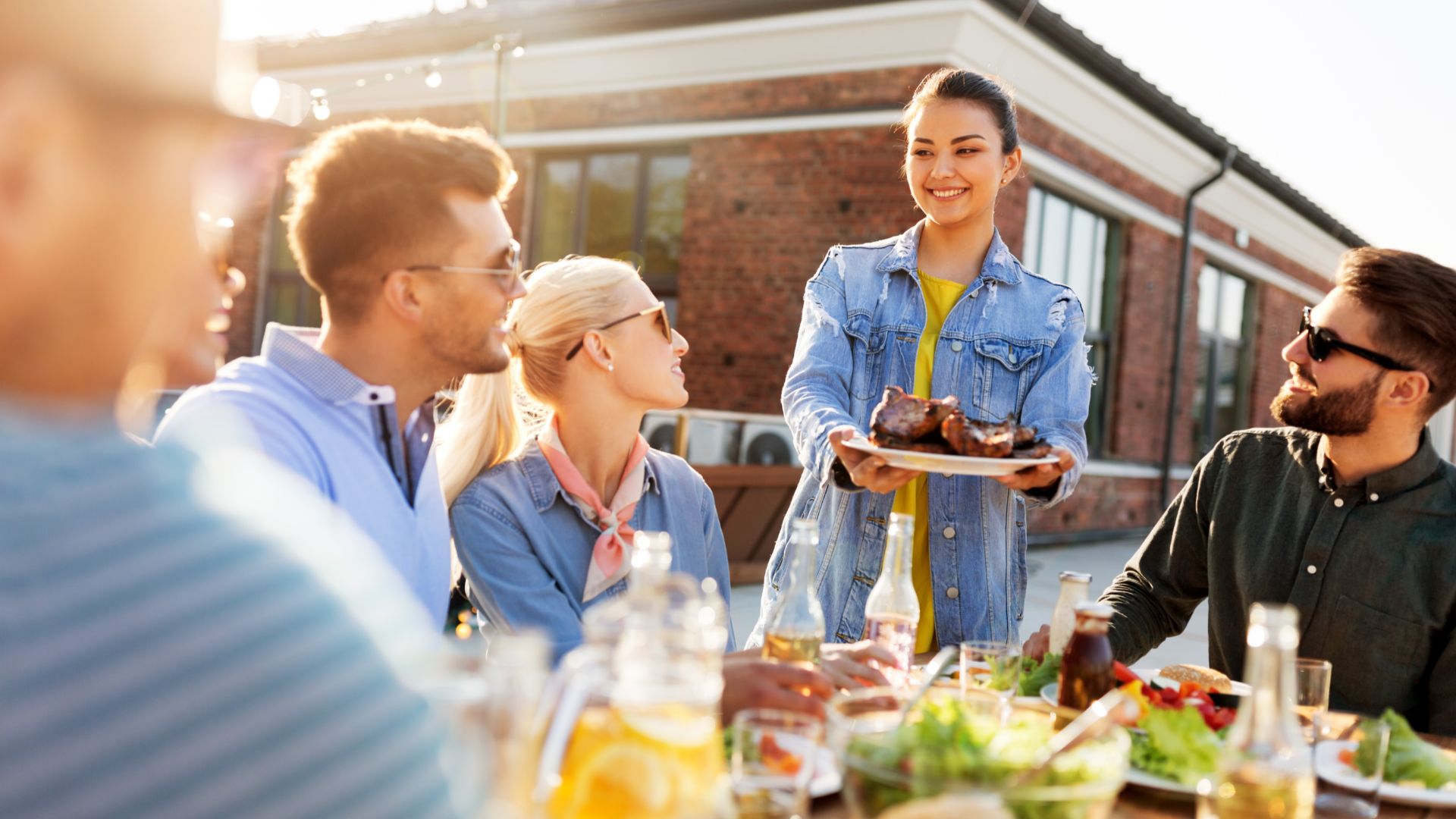 4 signos que vão levar só cerveja boa para o churrasco deste domingo 22 de outubro | Canva