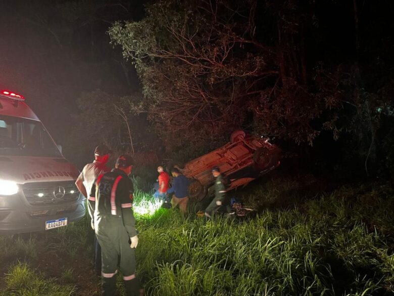 Jovem de 27 anos morre após capotar Strada na MT-242