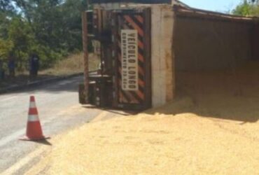 Carreta carregada de milho tomba na Serra de São Vicente