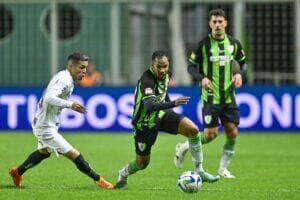 América-MG x Goiás; onde assistir ao vivo o jogo deste domingo (13) pelo Brasileirão. Foto: Mourão Panda/América-MG