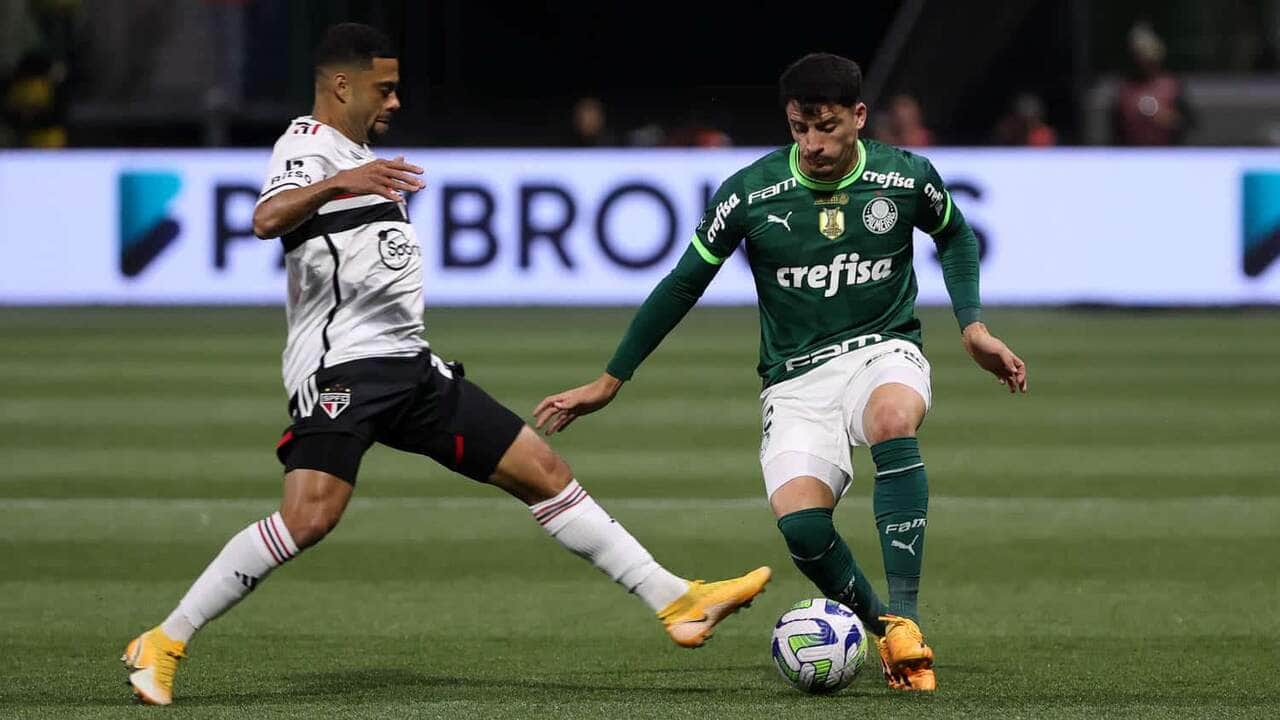 O jogador Joaquín Piquerez, da SE Palmeiras, disputa bola com o jogador do São Paulo FC, durante partida válida pelas quartas de final, volta, da Copa da Copa do Brasil, na arena Allianz Parque. (Foto: Cesar Greco/Palmeiras/by Canon)