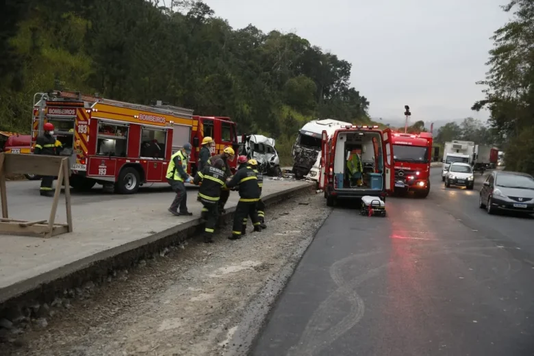 Acidente entre van e caminhao deixa 3 mortos e feridos em rodovia de Santa Catarina