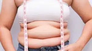 Acúmulo de gordura abdominal aumenta risco de insuficiência de vitamina D, aponta estudo