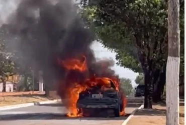 Carro foi destruído pelo fogo — Foto: Reprodução