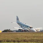 Avião bimotor toca bico na pista ao pousar no interior de São Paulo