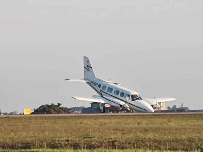 Avião bimotor toca bico na pista ao pousar no interior de São Paulo