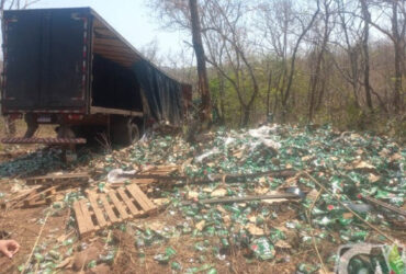 Carreta com cerveja sai da pista em rodovia de Mato Grosso e carga e saqueada