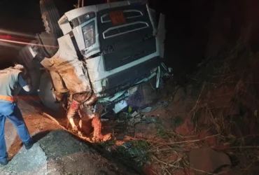 Carreta que levava combustivel tomba na serra da Petrovina