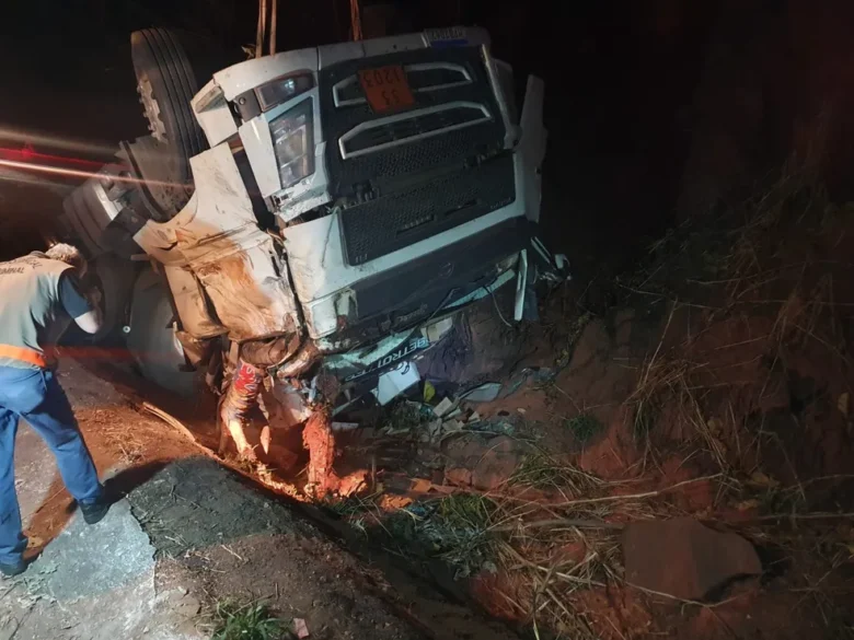 Carreta que levava combustivel tomba na serra da Petrovina