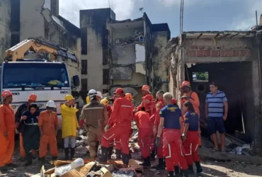 Corpos de mae e dois filhos sao encontrados abracados em cama