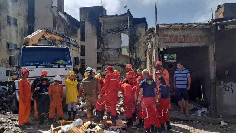 Corpos de mae e dois filhos sao encontrados abracados em cama