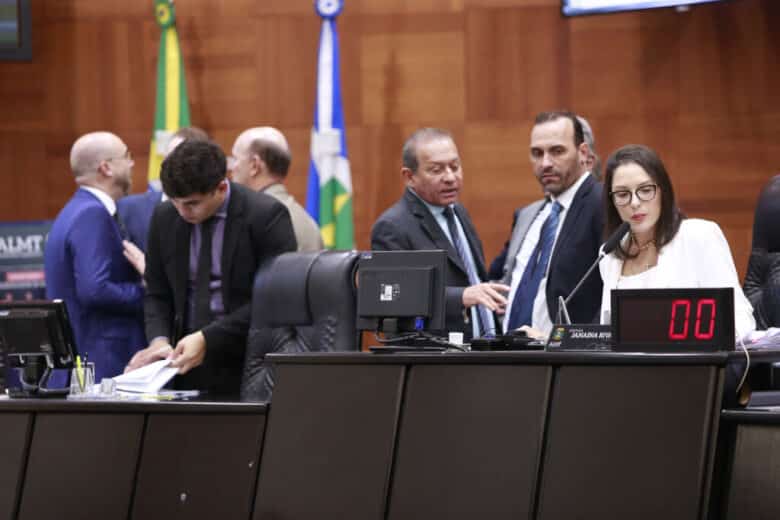 Deputada anuncia formacao da Comissao de Etica e Decoro durante sessao legislativa