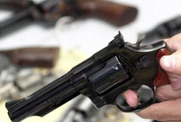 Governo altera decretos para ampliar acesso a armas e municoes