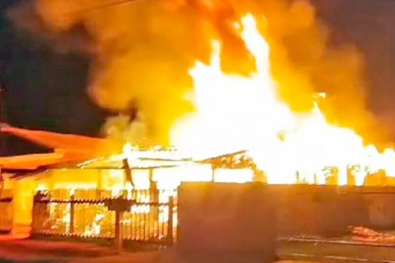 Homem não aceita o término e incendeia a casa da ex-namorada com a família dentro