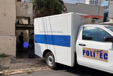 Homem morre esmagado ao tentar passar por baixo de portão em Cuiabá.