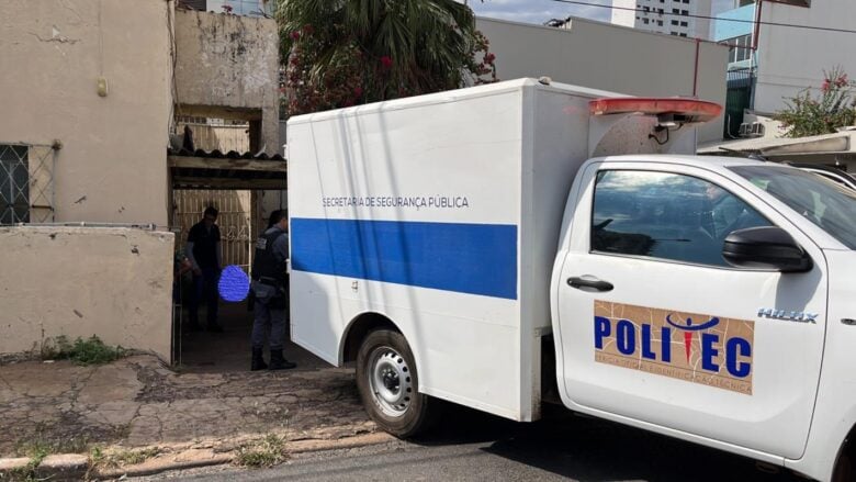 Homem morre esmagado ao tentar passar por baixo de portão em Cuiabá.