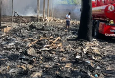 Incendio em associacao de reciclagem deixa familias sem renda em Cuiaba