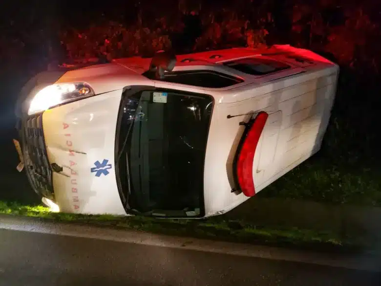 Jovem embriagado e sem CNH furta ambulancia capota e e preso