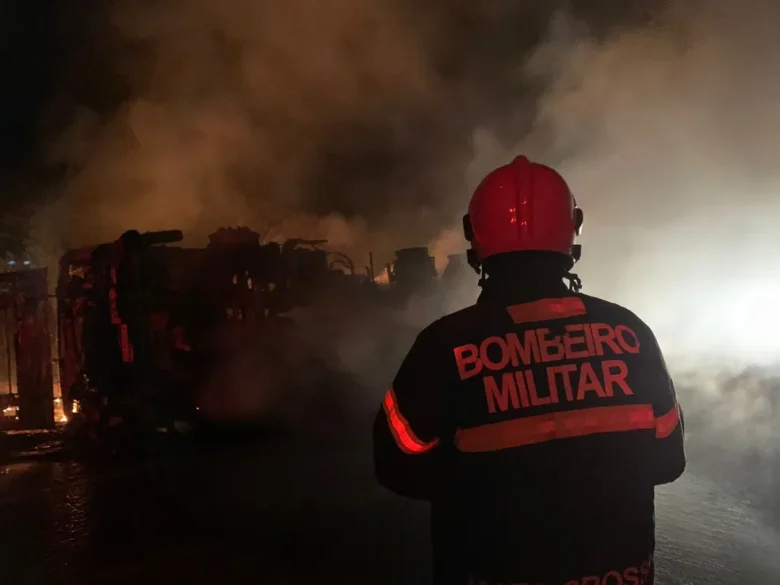 Motorista de carreta morre carbonizado em grave acidente em rodovia de Mato Grosso 1