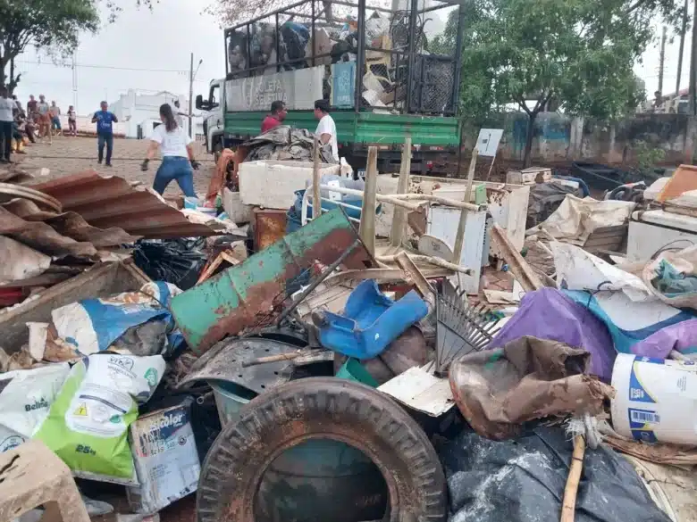 Mutirao em Mato Grosso remove quatro toneladas de lixo das aguas do Rio Paraguai