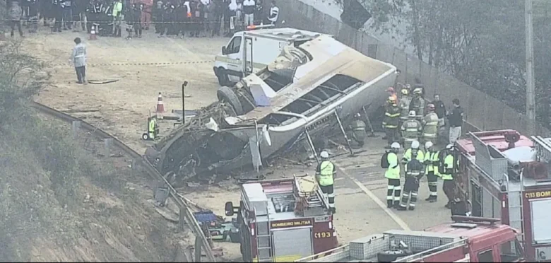 Ônibus com torcedores do Corinthians capota e deixa 7 mortos