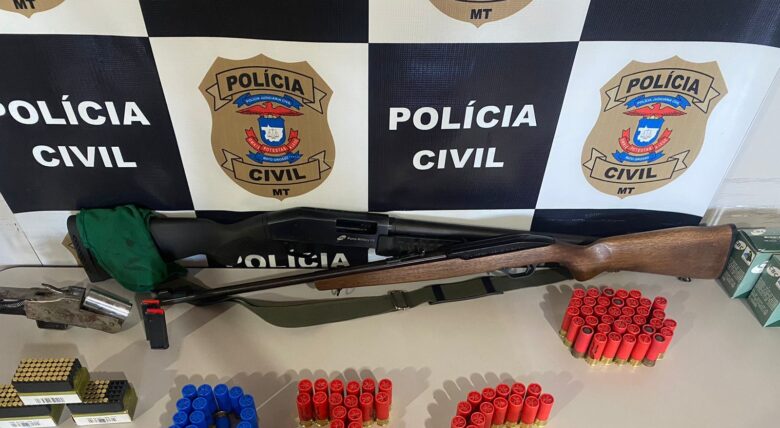 Policia Civil apreende armas e municoes em endereco de investigado por oito disparos contra veiculo