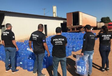 Policia apreende 1.345 garrafoes retornaveis durante buscas em mineradoras e distribuidoras de agua em MT