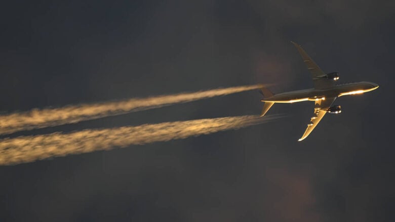 Qual e a altitude maxima que os avioes comerciais podem voar sem colocar os passageiros em risco