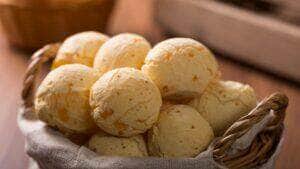 Receita de pão de queijo simples e deliciosa
