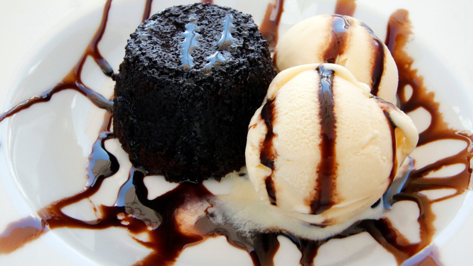 BOLO DE CHOCOLATE FÁCIL, PRÁTICO E DERRETE NA BOCA!