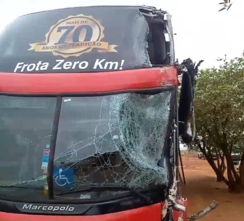 Além do passageiro que morreu na hora, outros dois ficaram feridos e foram encaminhados a uma unidade de saúde, sendo socorridos pela equipe de resgate da Nova Rota do Oeste.