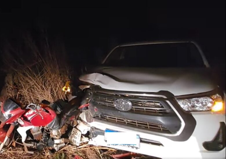 Motocicleta fica cravada em motor de picape após acidente na MT-010