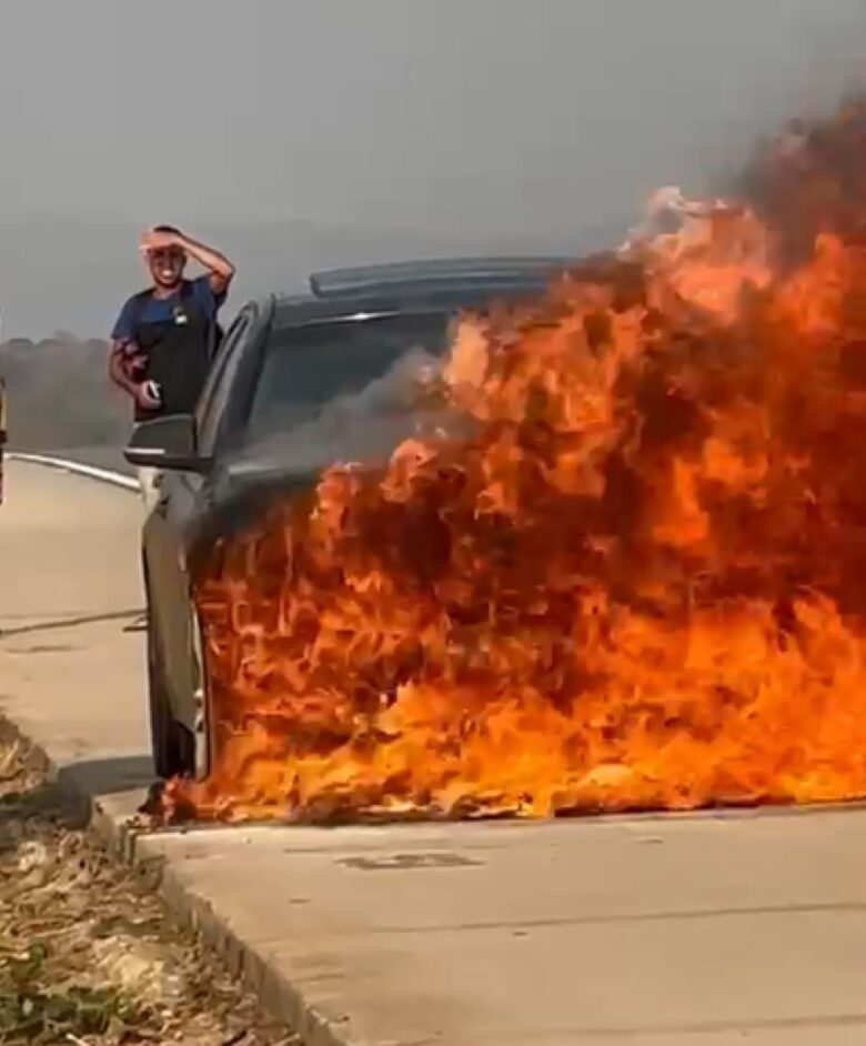 Segundo relatado pelo motorista, o carro apresentou um vazamento de combustível, que iniciou as chamas.